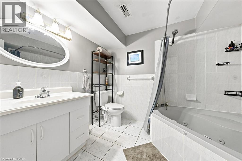 143 Independence Drive, Hamilton, ON - Indoor Photo Showing Bathroom
