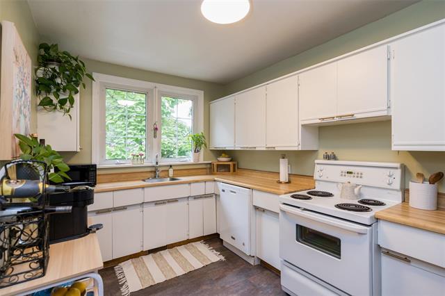 508 Montague Ave, Winnipeg, MB - Indoor Photo Showing Kitchen