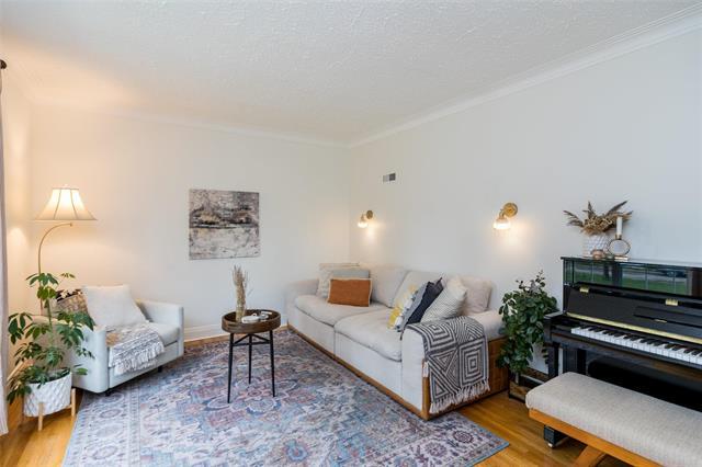 508 Montague Ave, Winnipeg, MB - Indoor Photo Showing Living Room