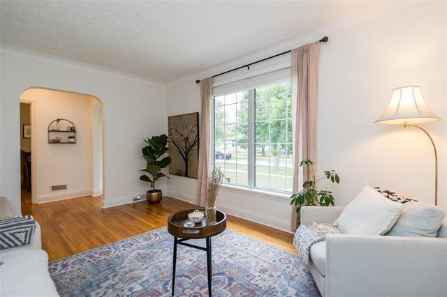 508 Montague Ave, Winnipeg, MB - Indoor Photo Showing Living Room