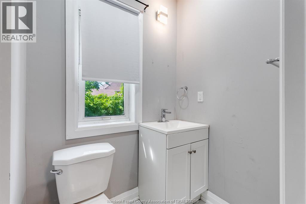 1343 Lillian, Windsor, ON - Indoor Photo Showing Bathroom