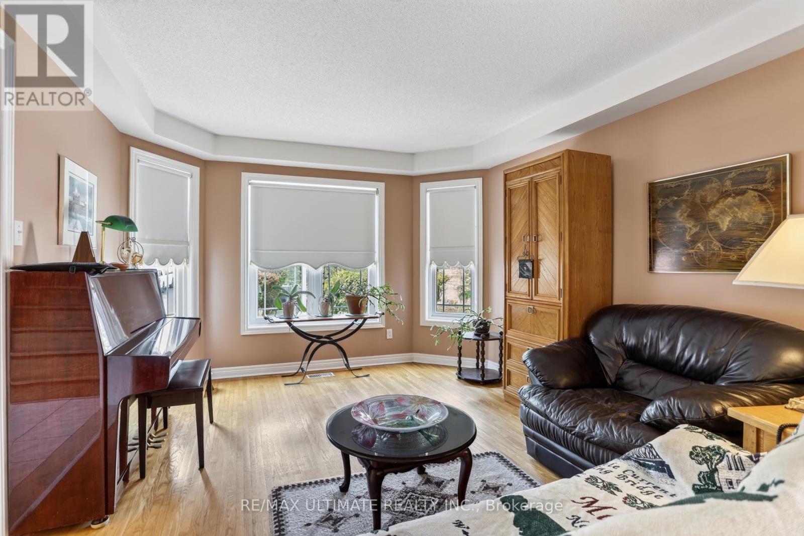 60 Devonridge Crescent, Toronto, ON - Indoor Photo Showing Living Room