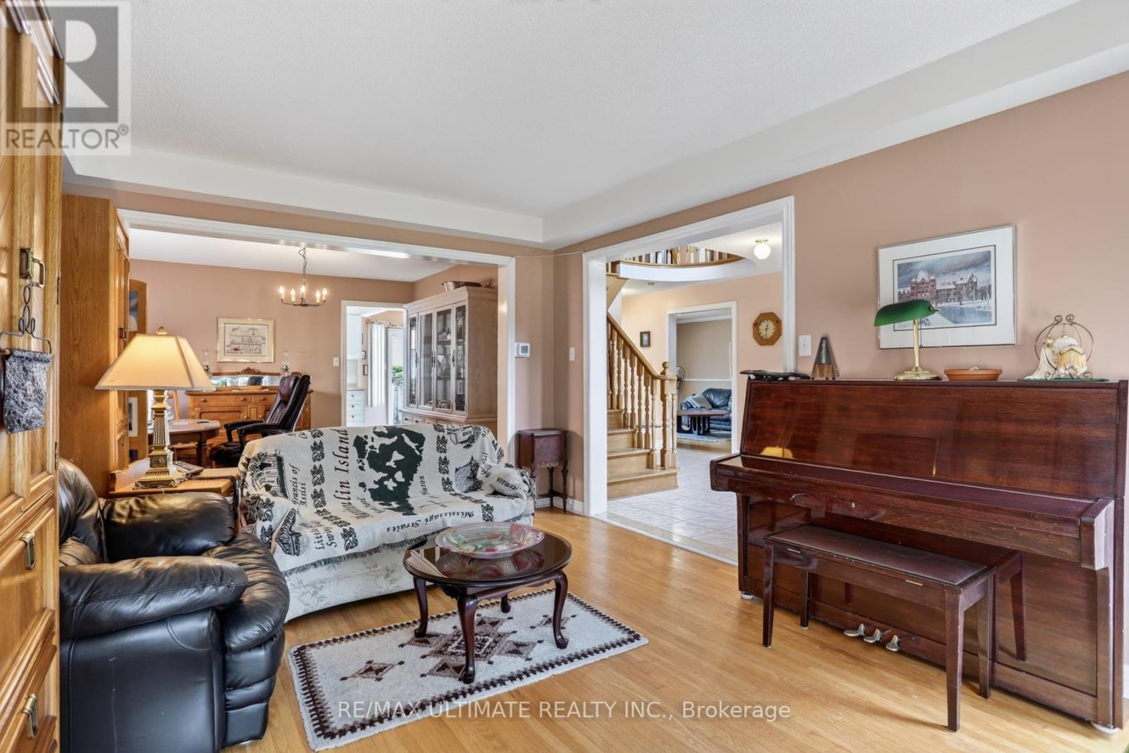60 Devonridge Crescent, Toronto, ON - Indoor Photo Showing Living Room