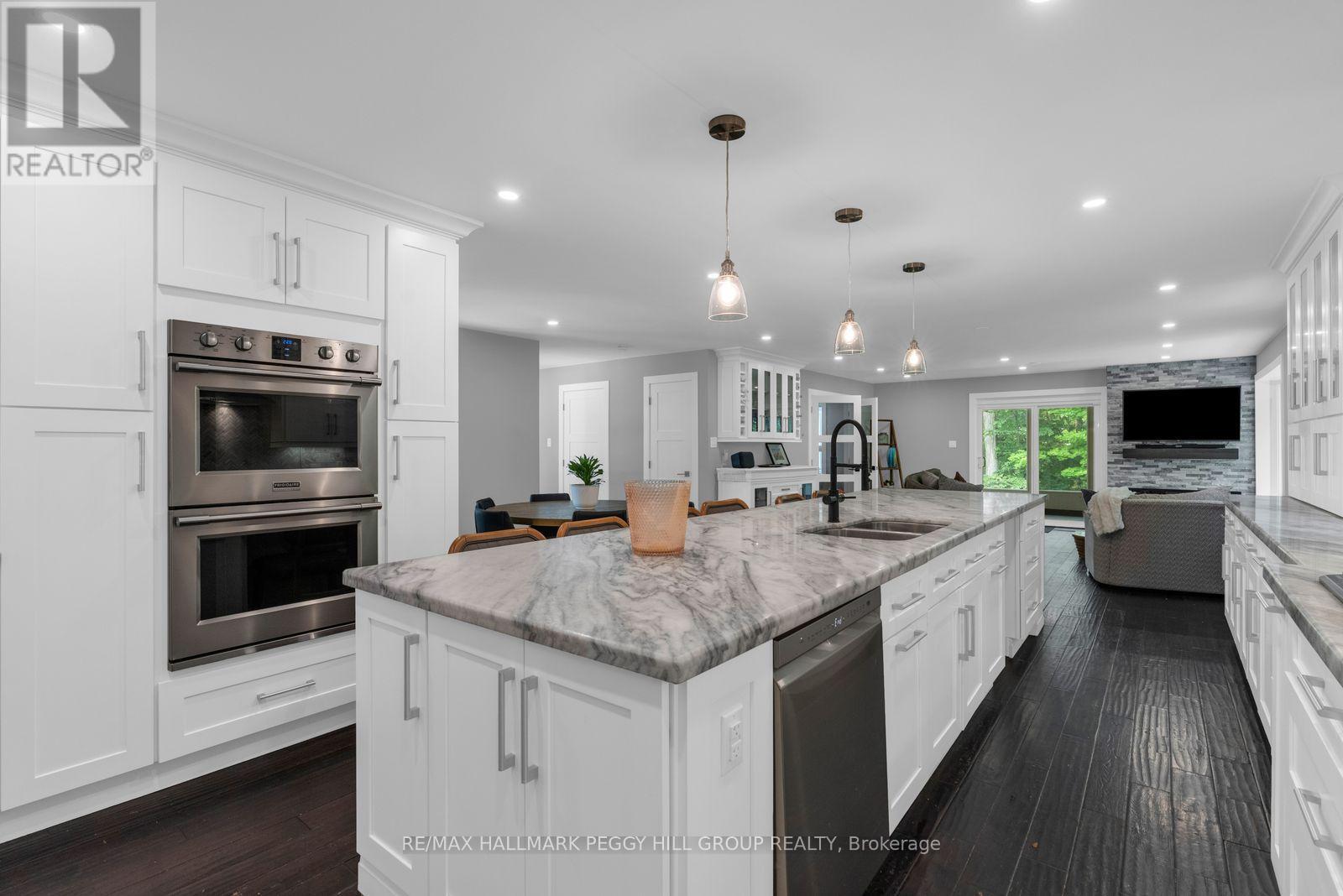 1814 Quantz Crescent, Innisfil, ON - Indoor Photo Showing Kitchen With Double Sink With Upgraded Kitchen