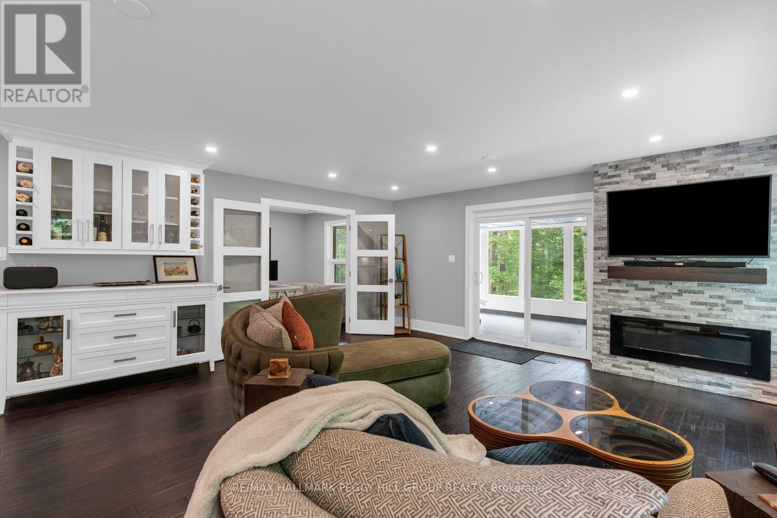 1814 Quantz Crescent, Innisfil, ON - Indoor Photo Showing Living Room With Fireplace