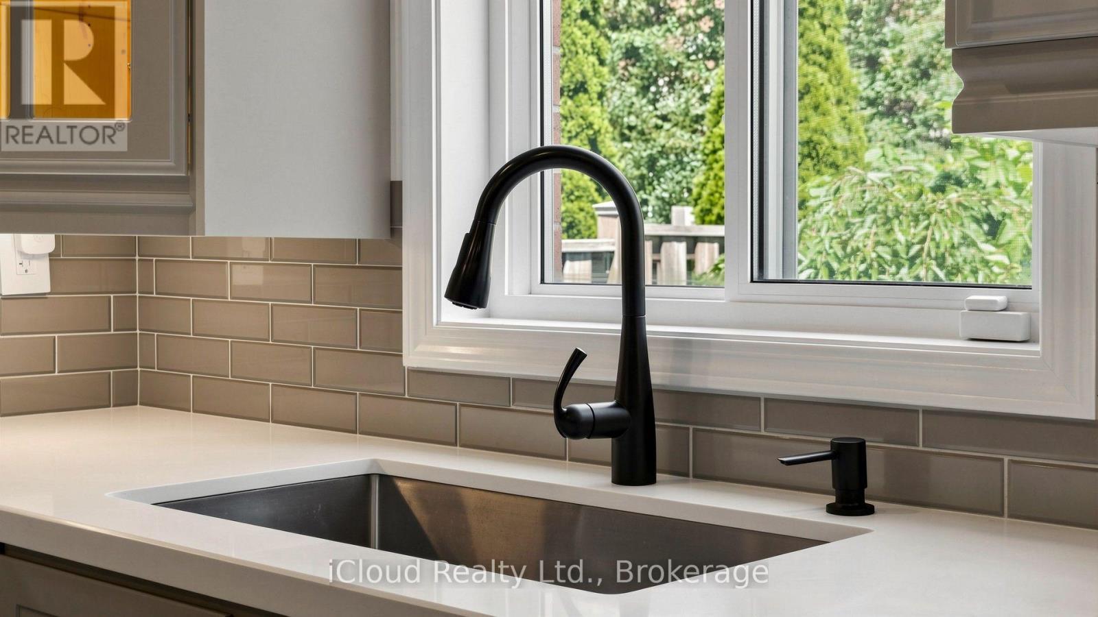 5661 Volpe Avenue, Mississauga, ON - Indoor Photo Showing Kitchen