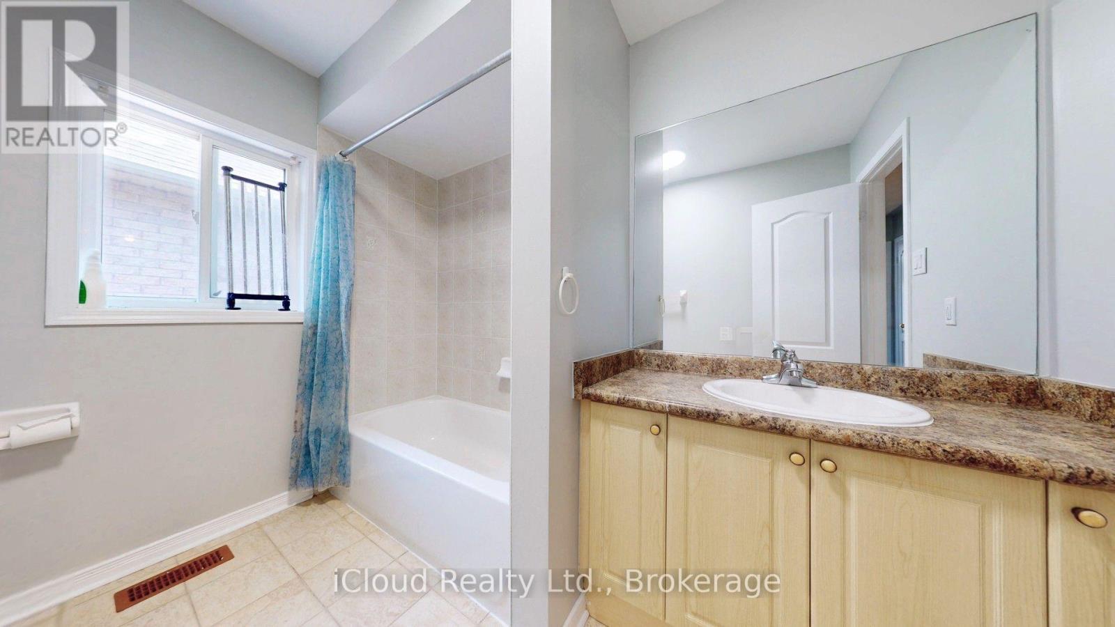 5661 Volpe Avenue, Mississauga, ON - Indoor Photo Showing Bathroom