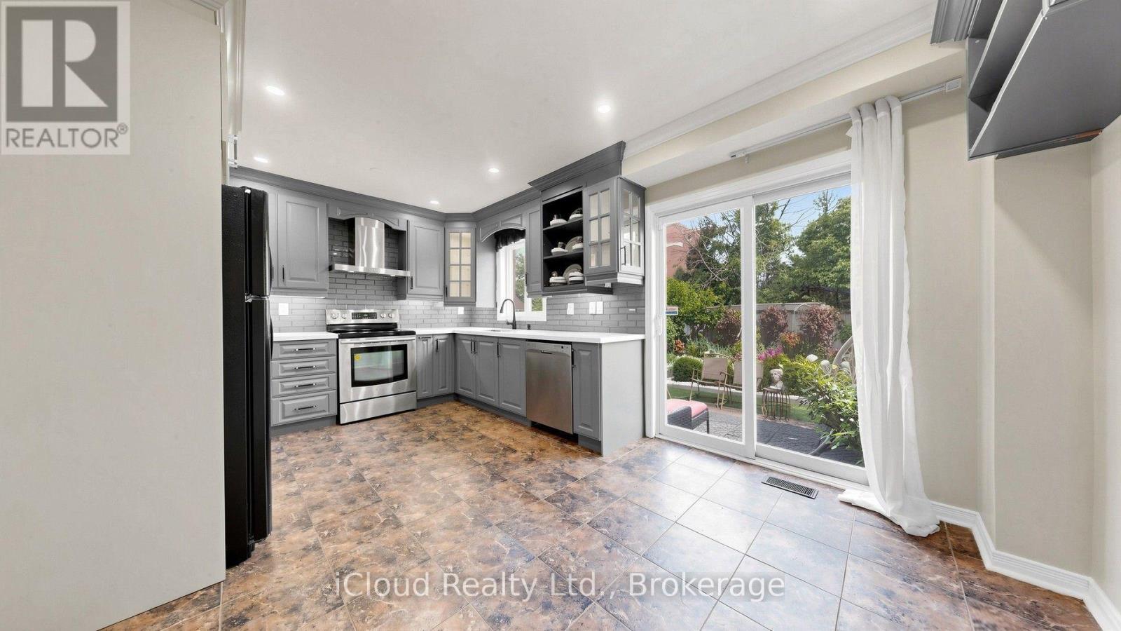 5661 Volpe Avenue, Mississauga, ON - Indoor Photo Showing Kitchen With Upgraded Kitchen
