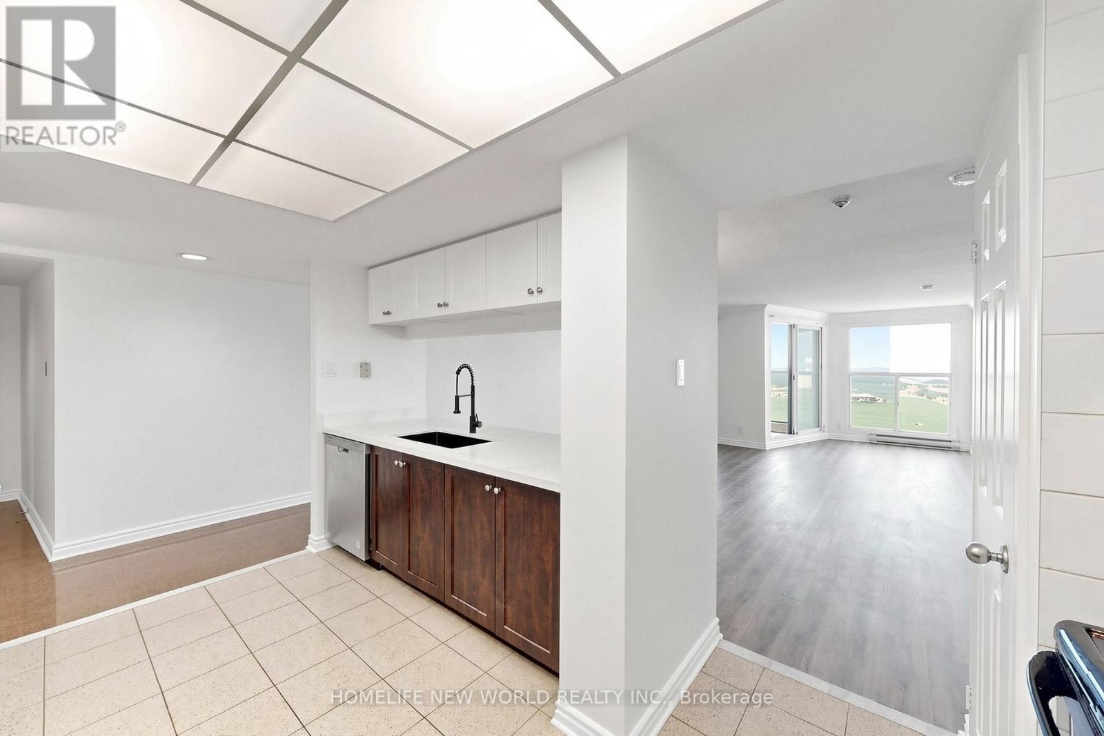 3512 - 99 Harbour Square, Toronto, ON - Indoor