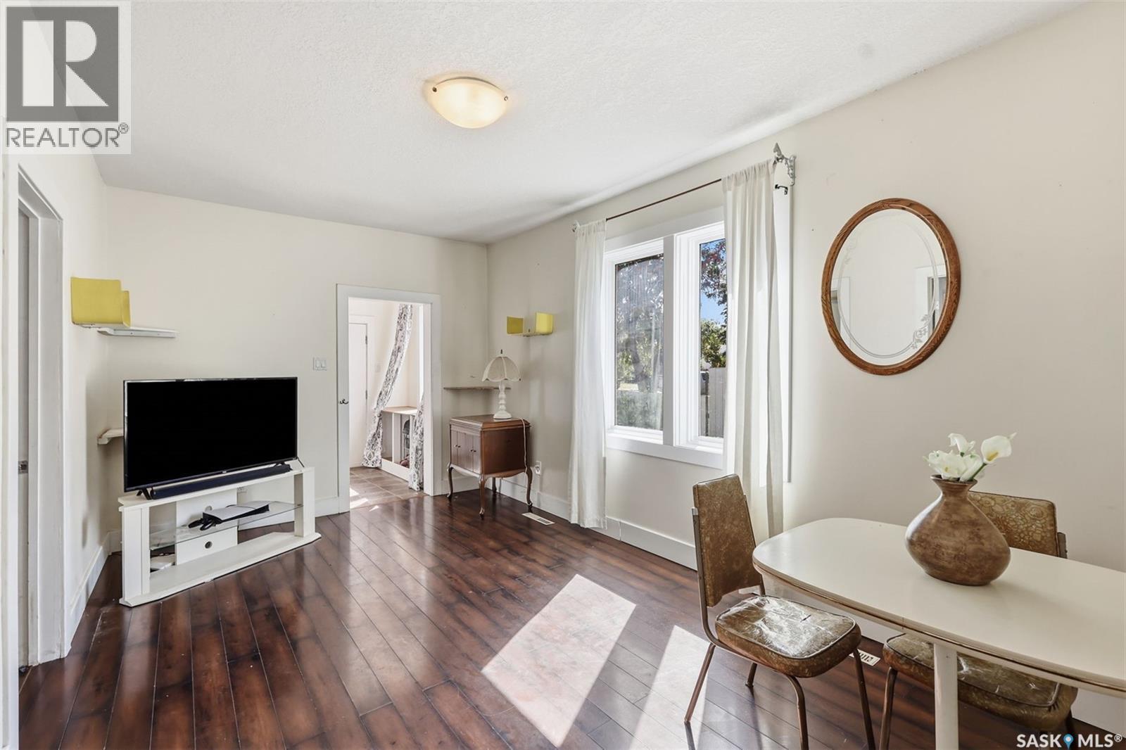 325 M Avenue N, Saskatoon, SK - Indoor