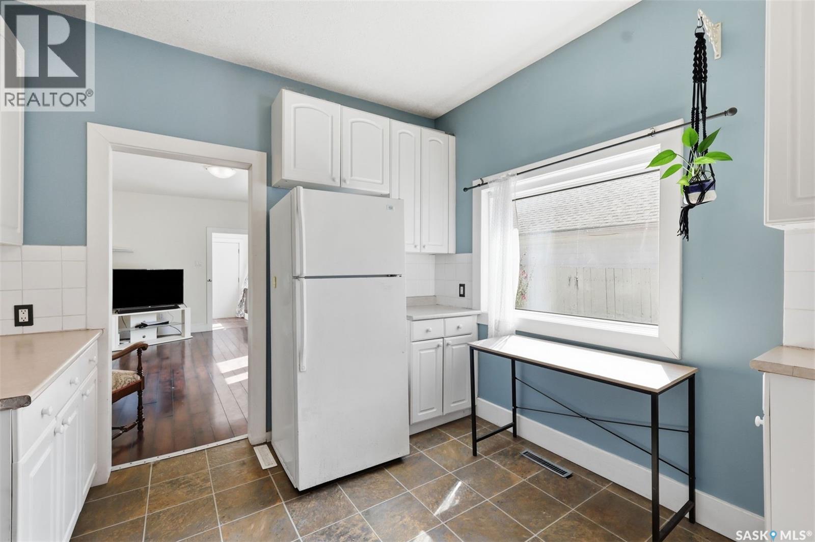 325 M Avenue N, Saskatoon, SK - Indoor Photo Showing Kitchen