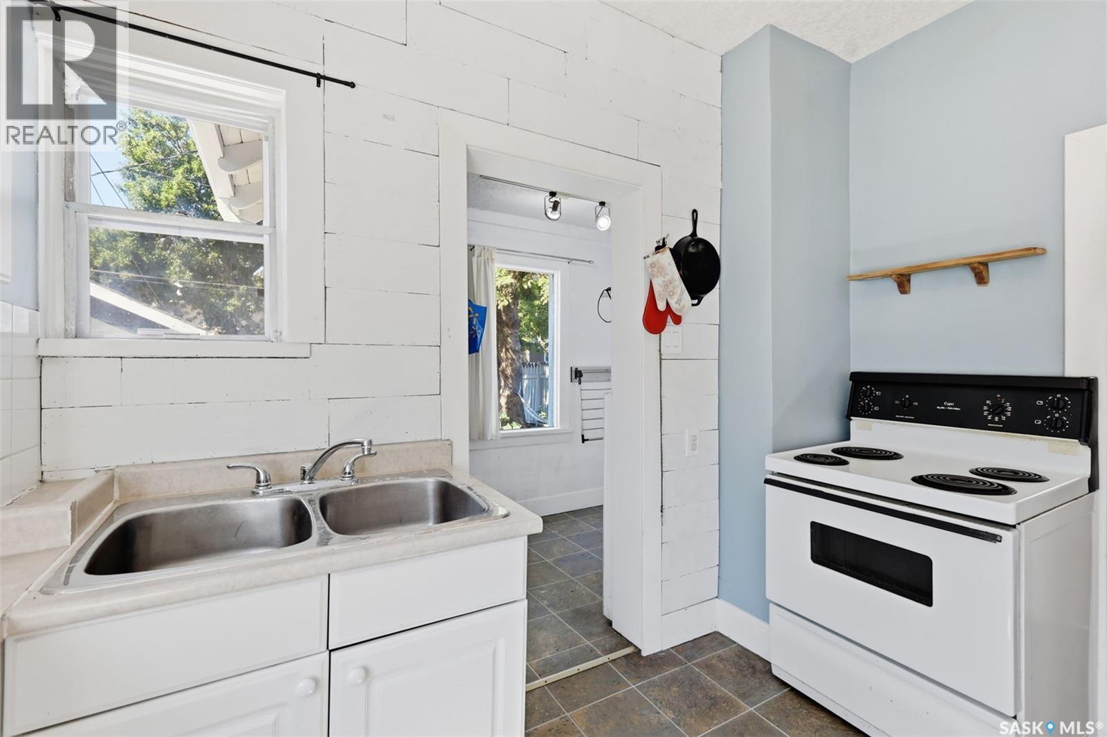 325 M Avenue N, Saskatoon, SK - Indoor Photo Showing Kitchen With Double Sink