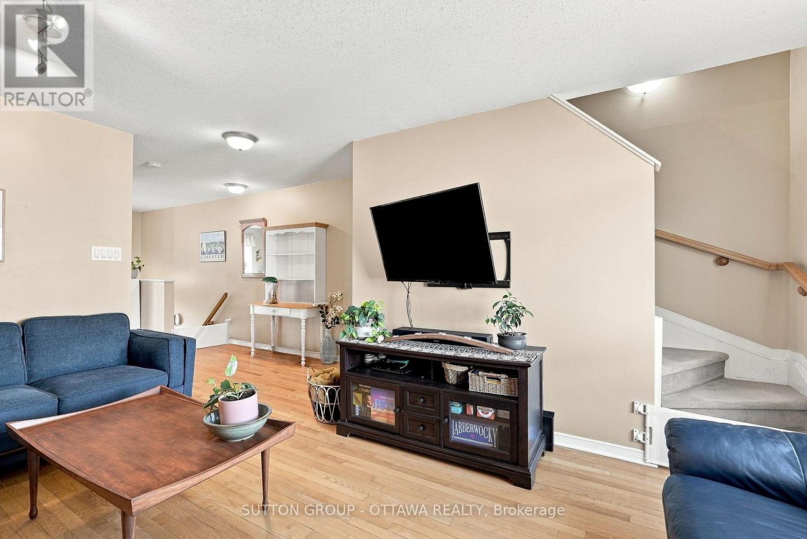 22 Manhattan Crescent, Ottawa, ON - Indoor Photo Showing Living Room