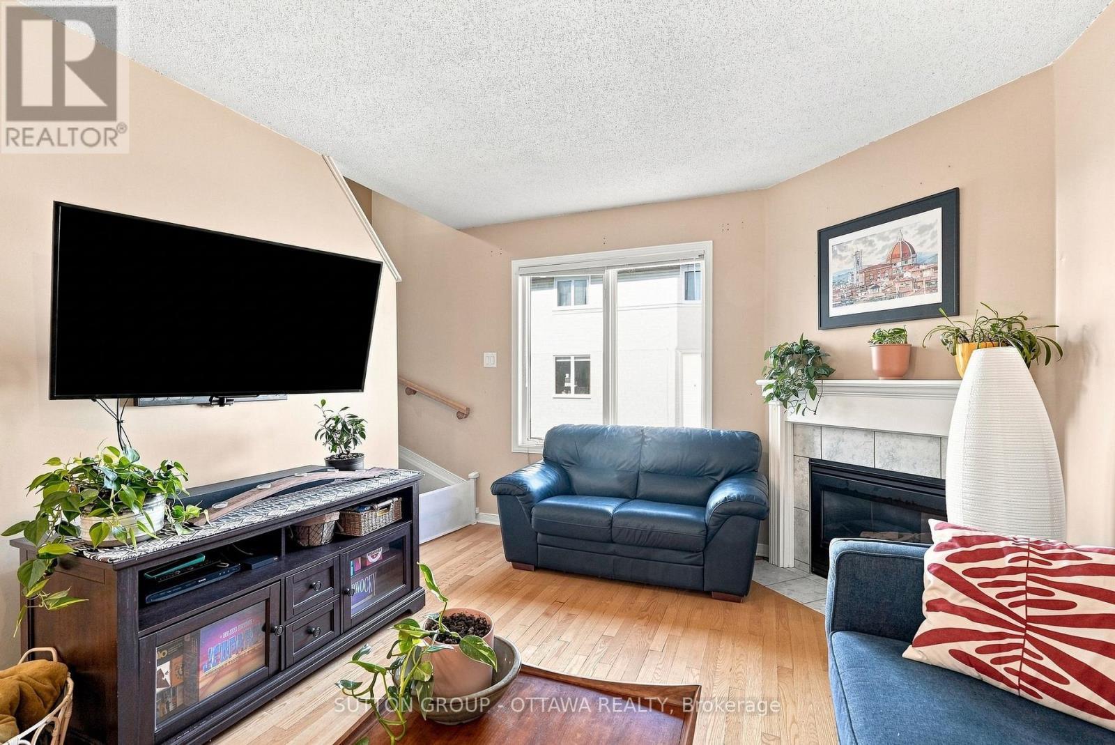 22 Manhattan Crescent, Ottawa, ON - Indoor Photo Showing Living Room With Fireplace