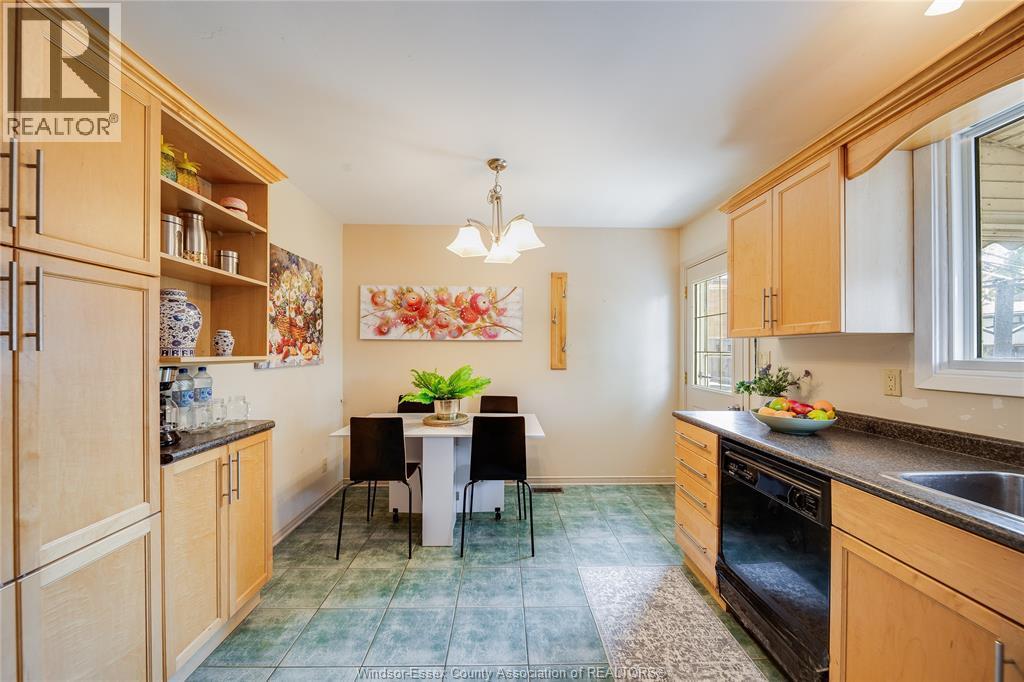 381 Carling, Windsor, ON - Indoor Photo Showing Kitchen