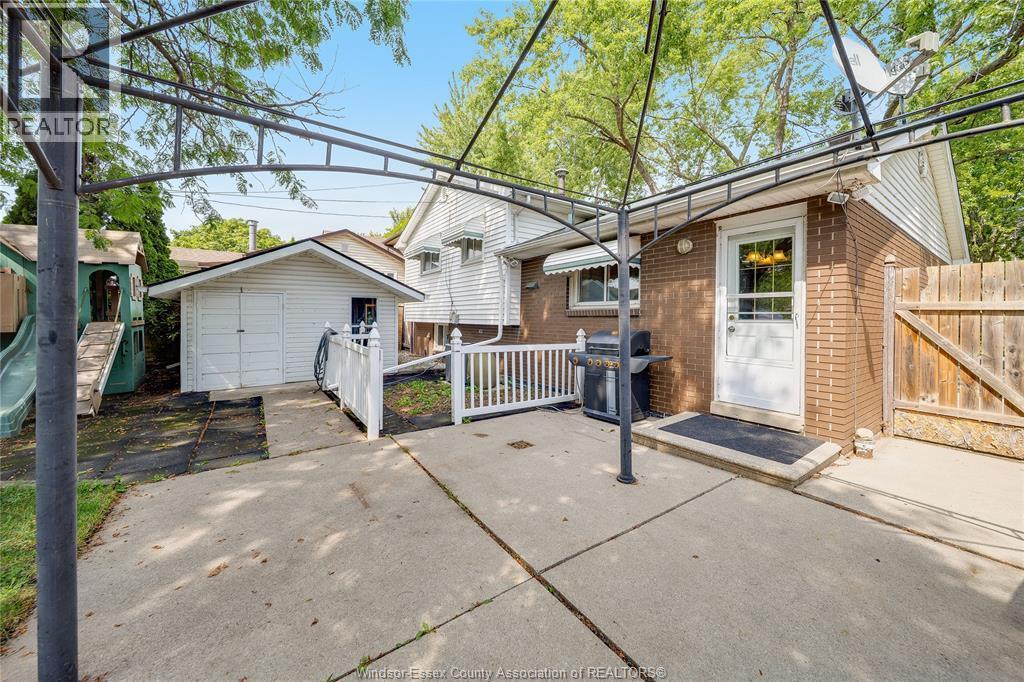 381 Carling, Windsor, ON - Outdoor