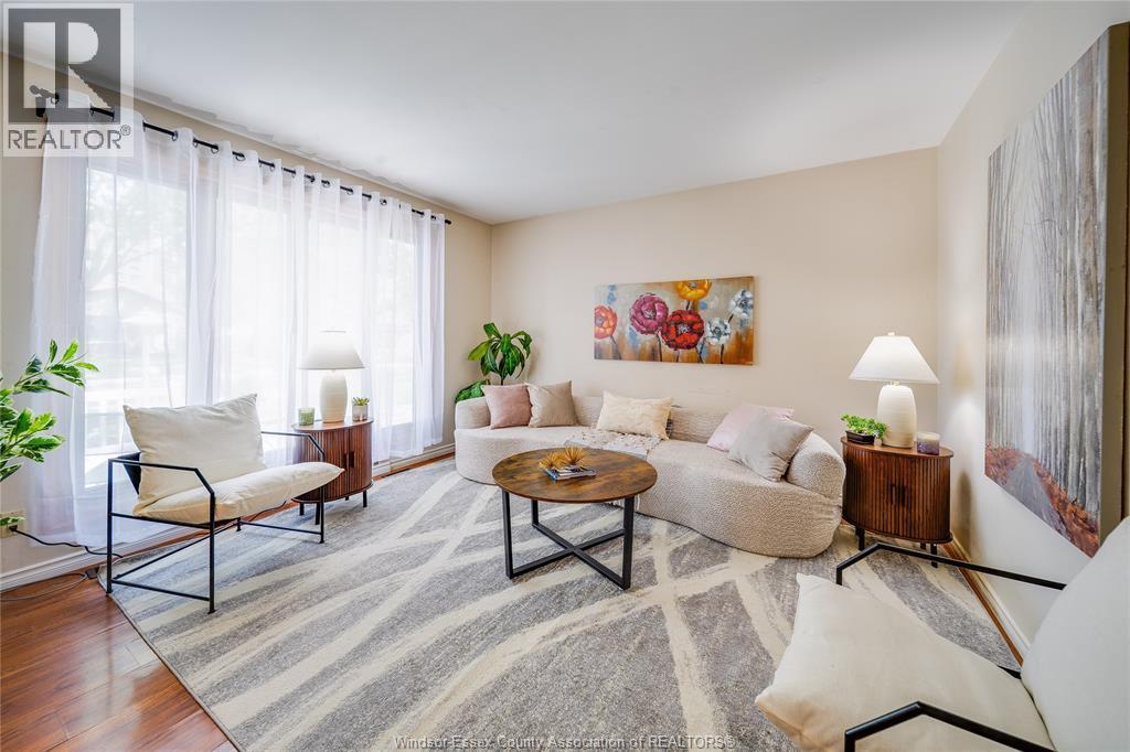 381 Carling, Windsor, ON - Indoor Photo Showing Living Room