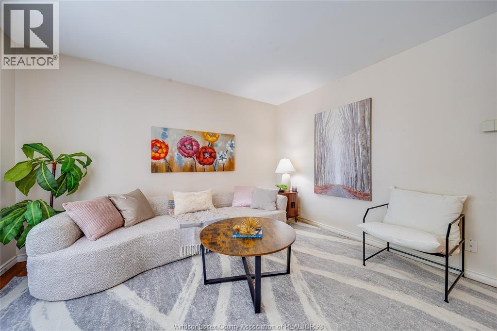 381 Carling, Windsor, ON - Indoor Photo Showing Living Room