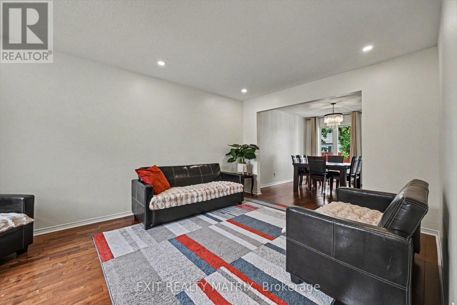 627 Chenier Way, Ottawa, ON - Indoor Photo Showing Living Room