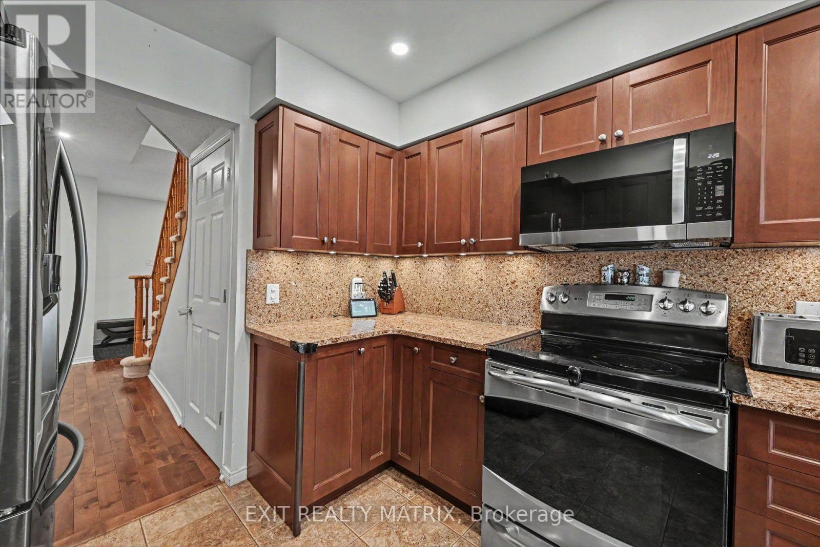 627 Chenier Way, Ottawa, ON - Indoor Photo Showing Kitchen