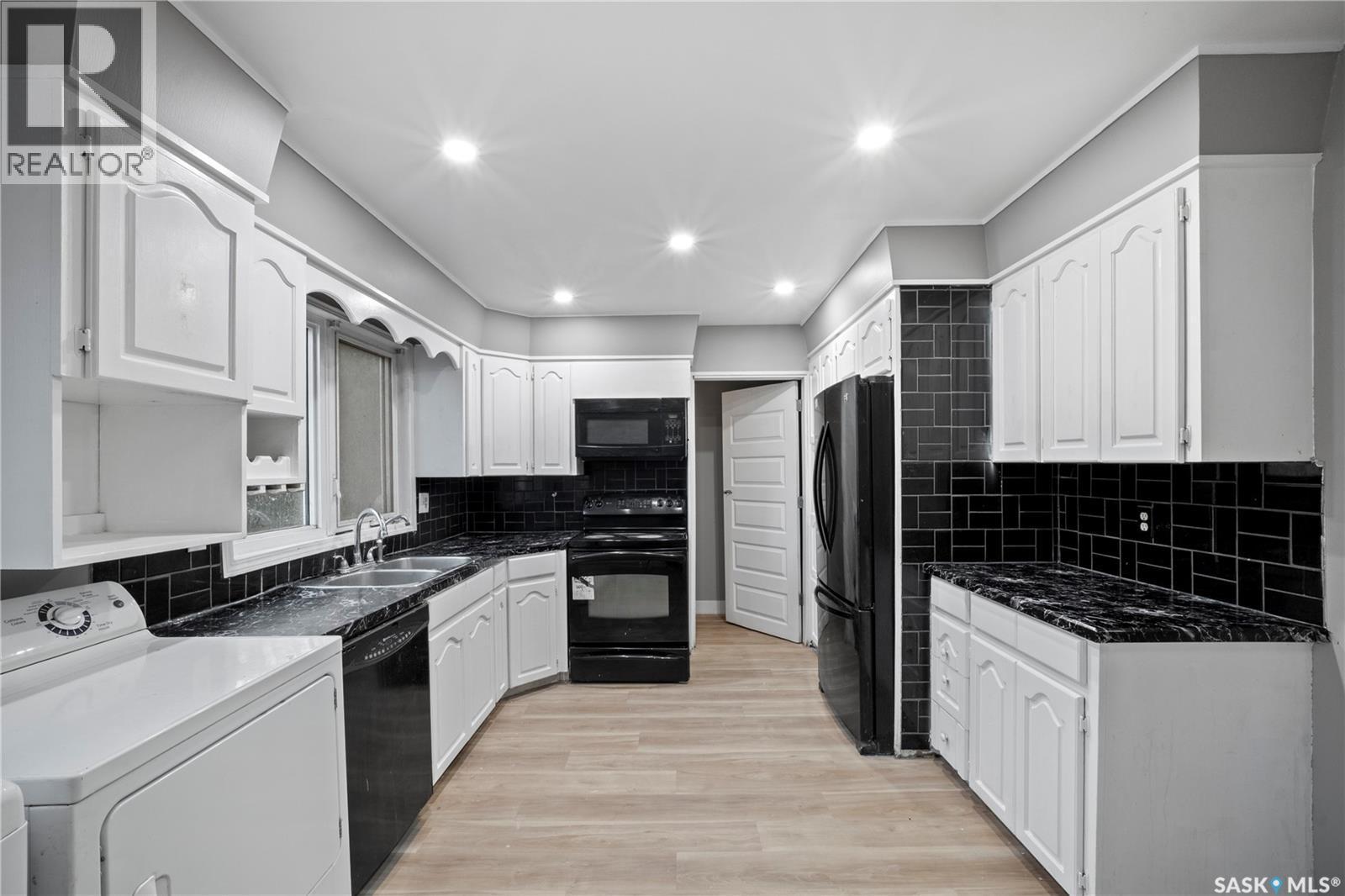 2225 Bedford Avenue E, Regina, SK - Indoor Photo Showing Kitchen With Double Sink