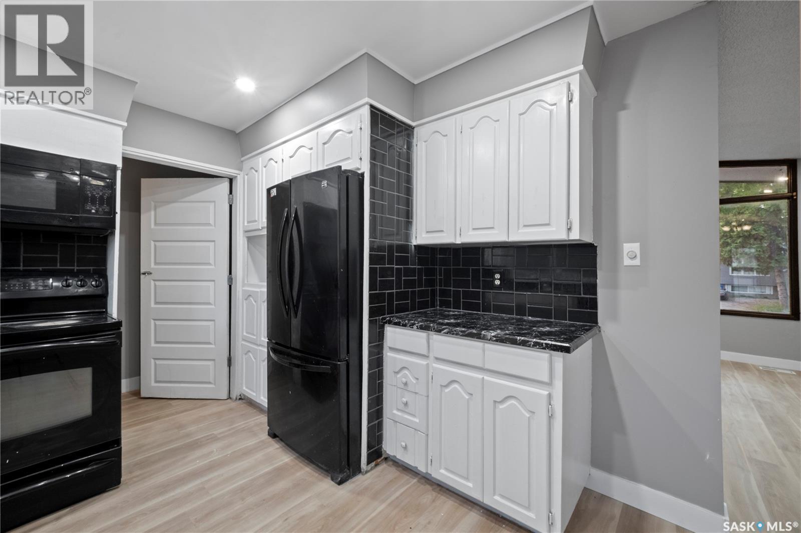 2225 Bedford Avenue E, Regina, SK - Indoor Photo Showing Kitchen