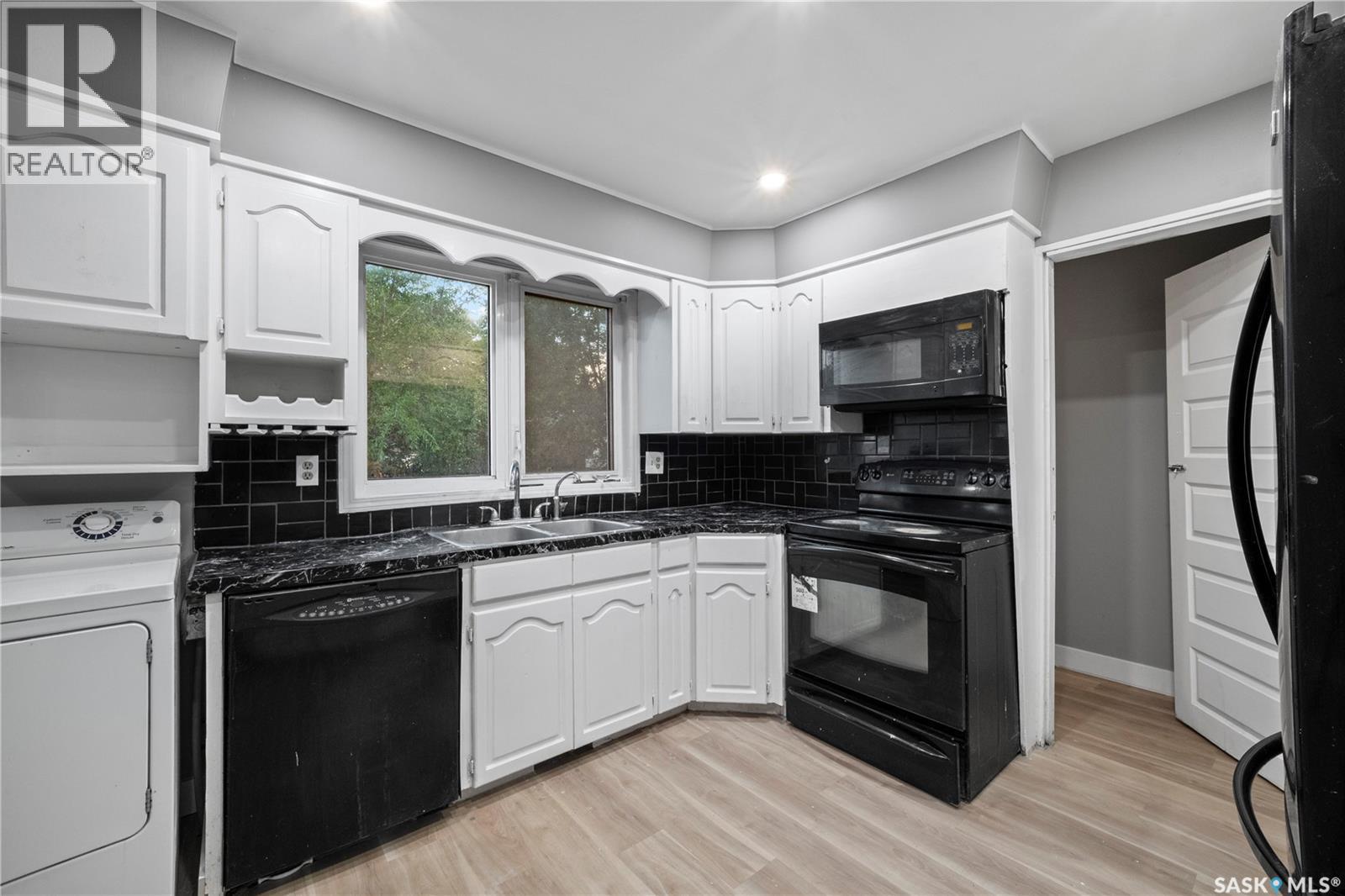 2225 Bedford Avenue E, Regina, SK - Indoor Photo Showing Kitchen With Double Sink