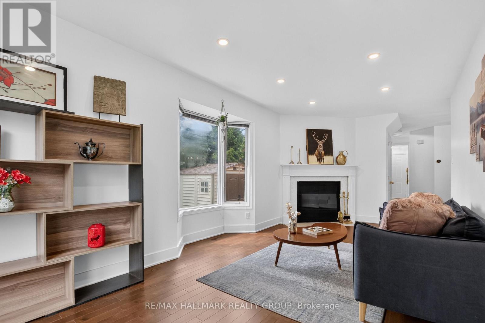 23 Whitegate Crescent, Ottawa, ON - Indoor Photo Showing Living Room