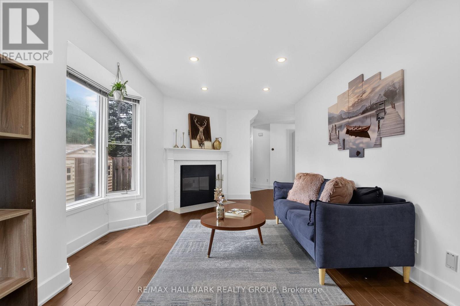 23 Whitegate Crescent, Ottawa, ON - Indoor Photo Showing Living Room With Fireplace