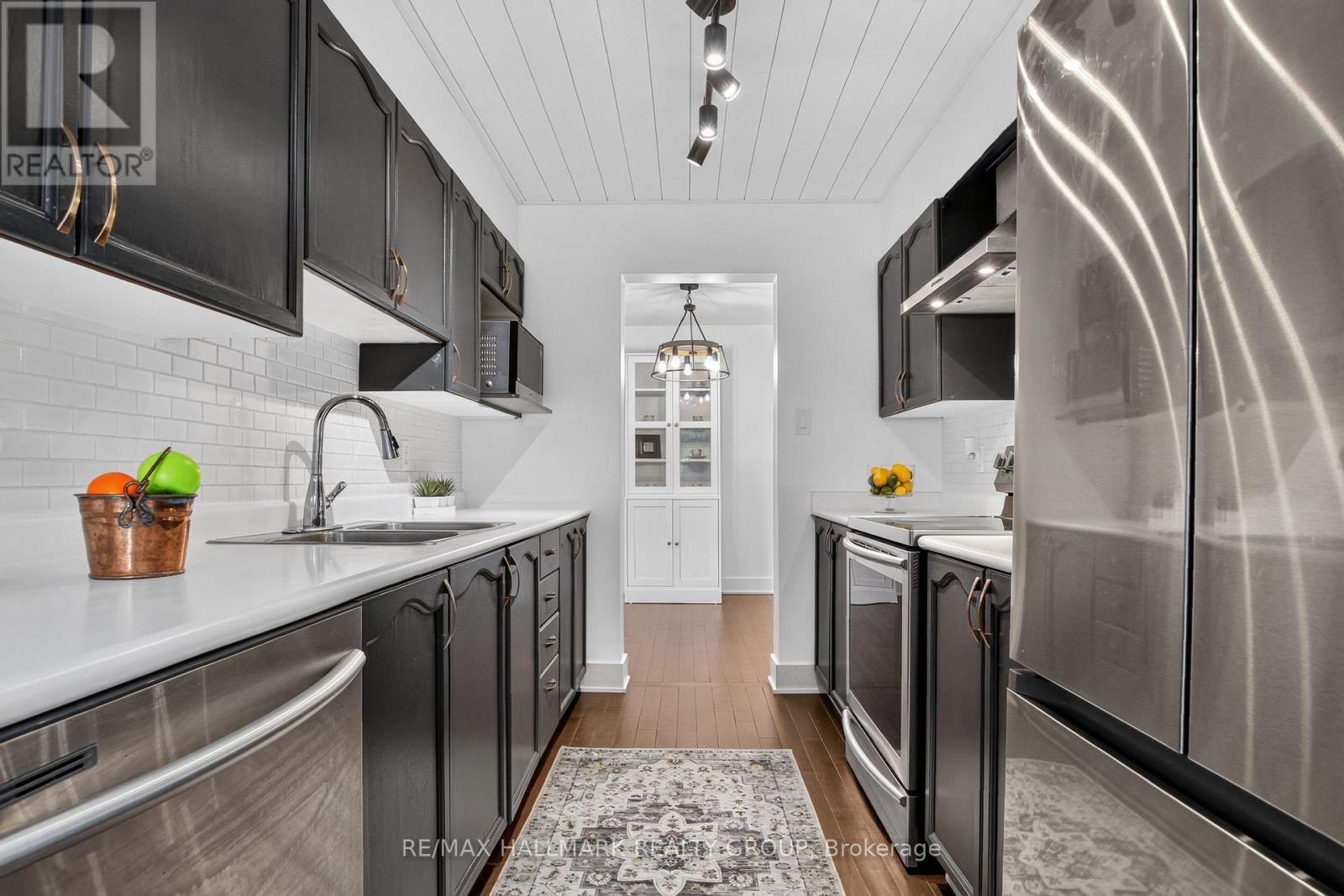 23 Whitegate Crescent, Ottawa, ON - Indoor Photo Showing Kitchen With Upgraded Kitchen