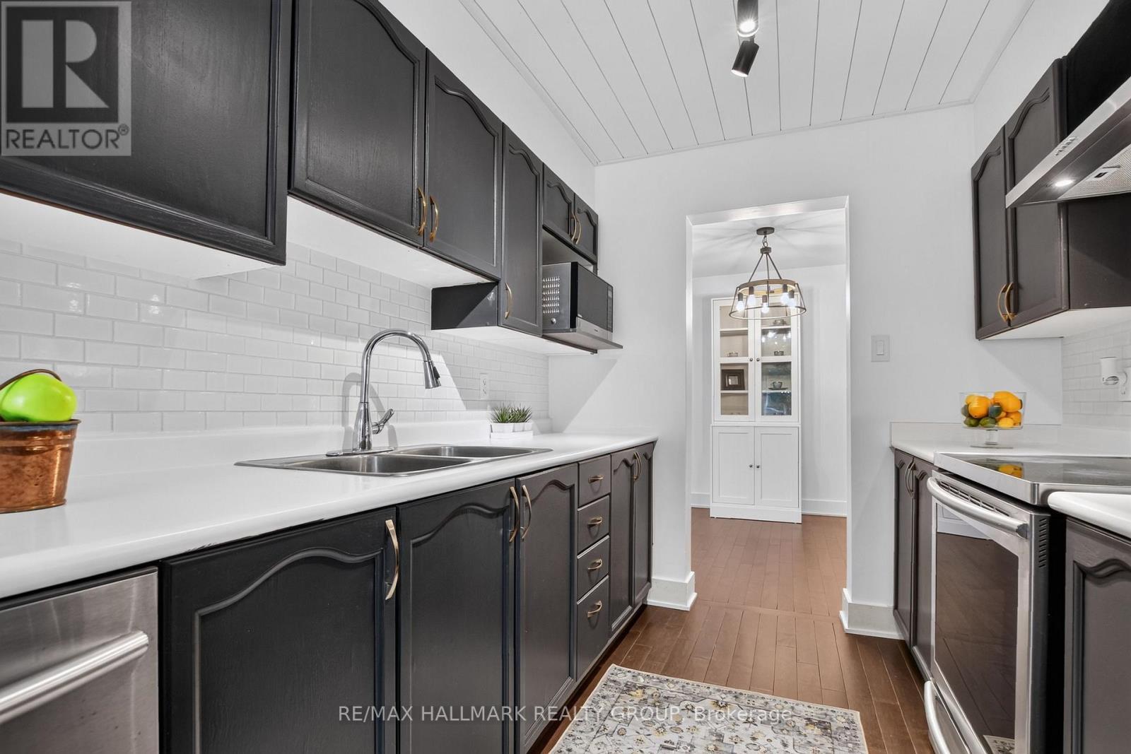 23 Whitegate Crescent, Ottawa, ON - Indoor Photo Showing Kitchen With Double Sink