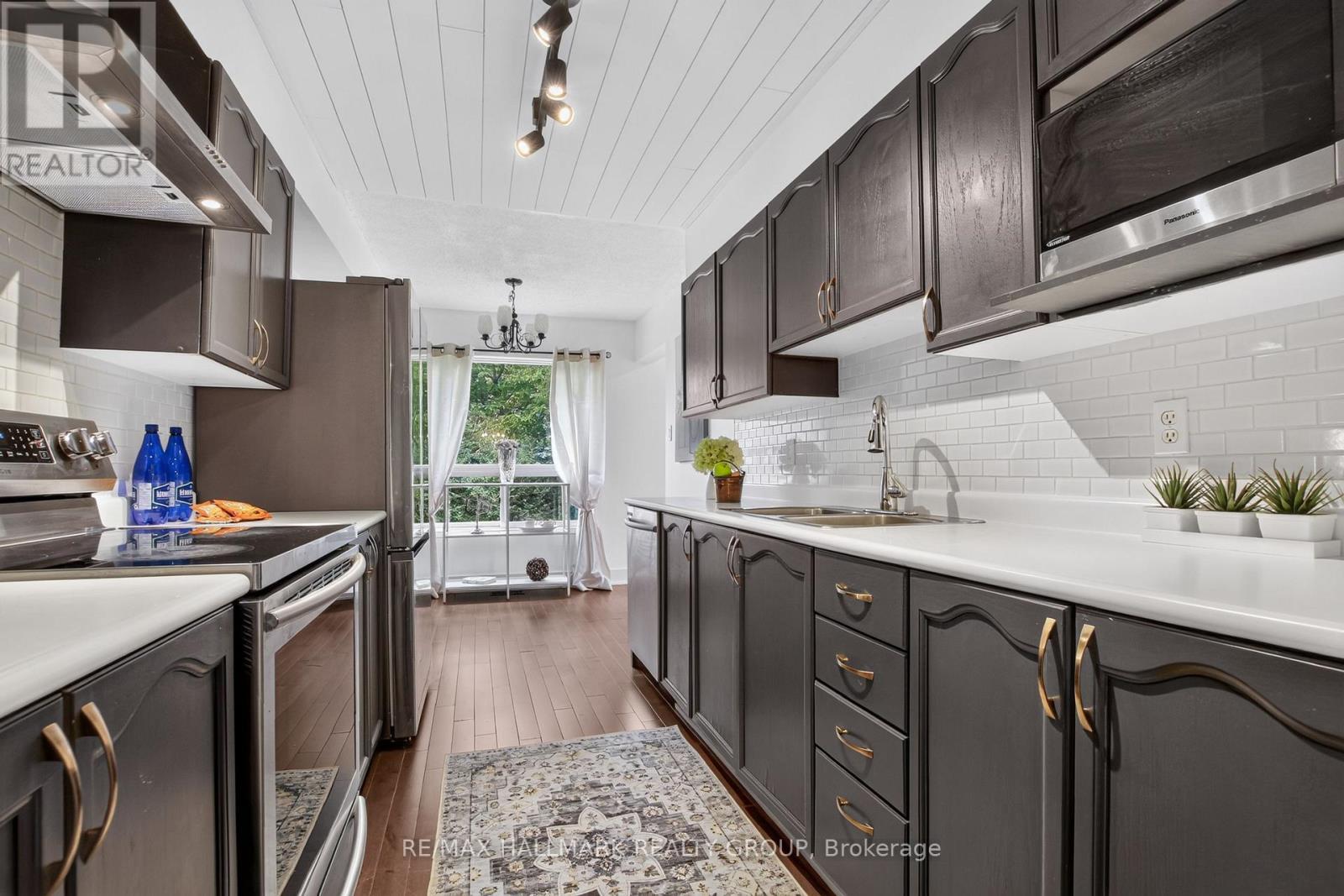 23 Whitegate Crescent, Ottawa, ON - Indoor Photo Showing Kitchen With Double Sink