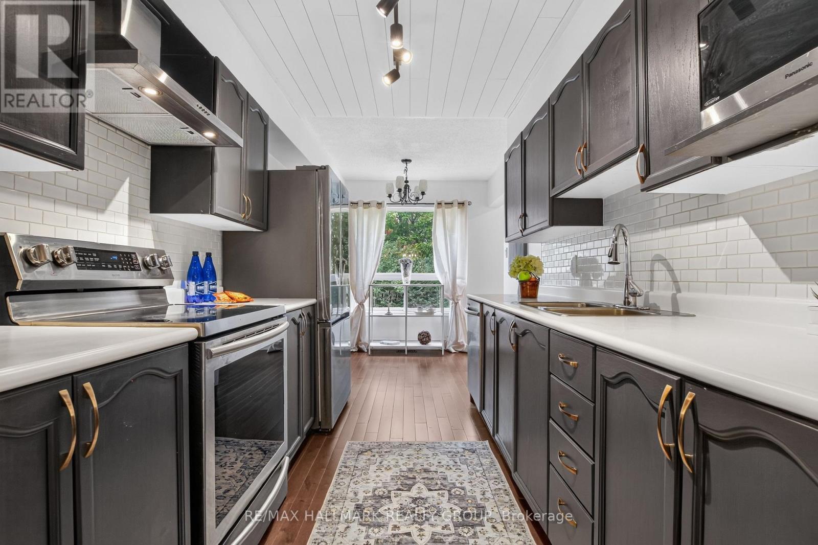 23 Whitegate Crescent, Ottawa, ON - Indoor Photo Showing Kitchen With Double Sink With Upgraded Kitchen