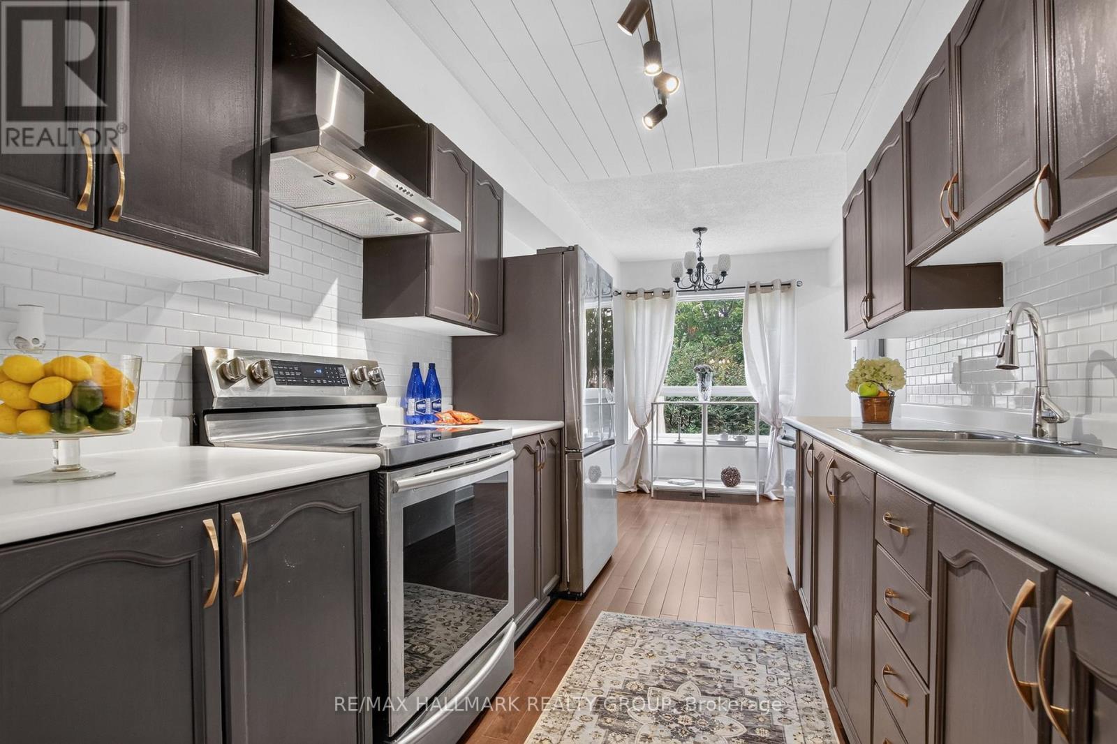 23 Whitegate Crescent, Ottawa, ON - Indoor Photo Showing Kitchen With Upgraded Kitchen