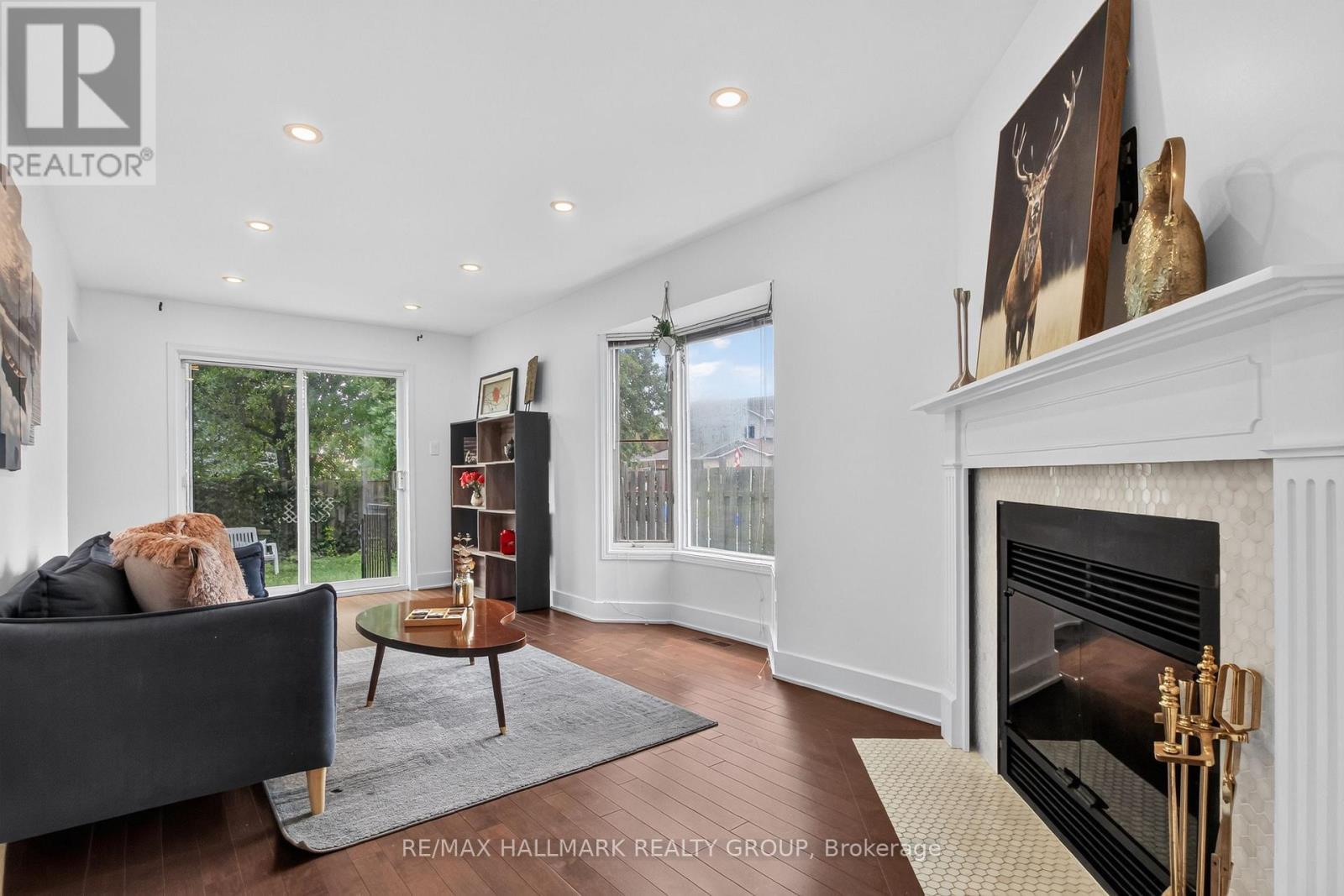 23 Whitegate Crescent, Ottawa, ON - Indoor Photo Showing Living Room With Fireplace