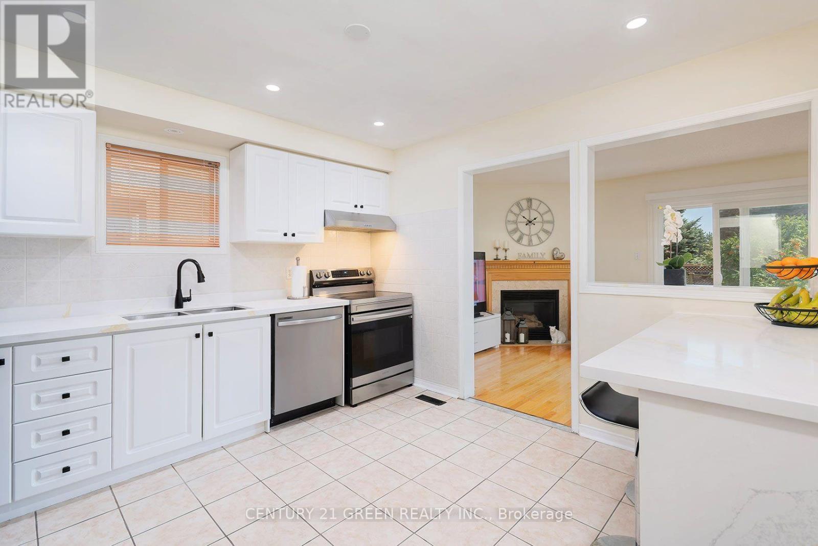 5806 Mersey Street, Mississauga, ON - Indoor Photo Showing Kitchen