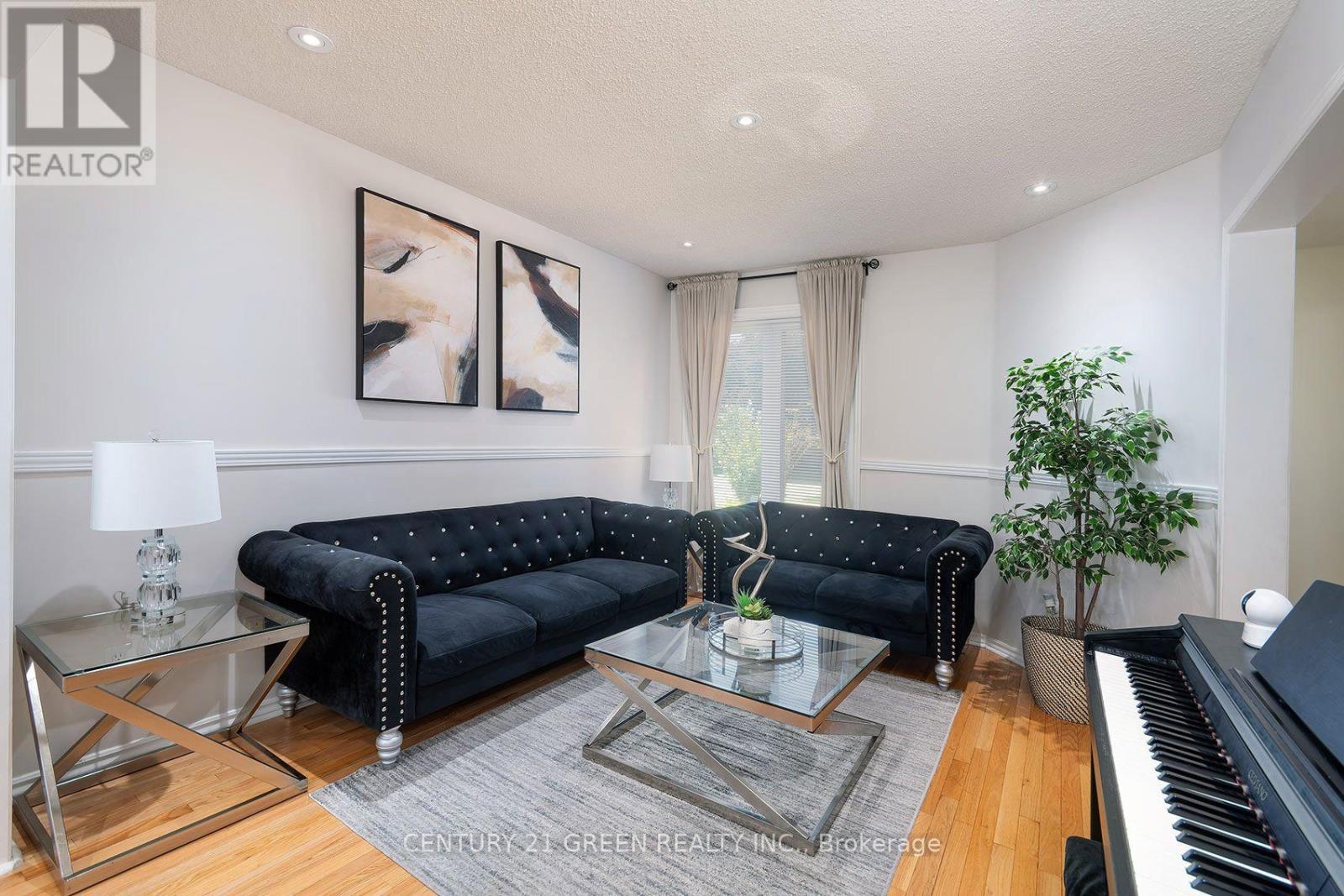5806 Mersey Street, Mississauga, ON - Indoor Photo Showing Living Room