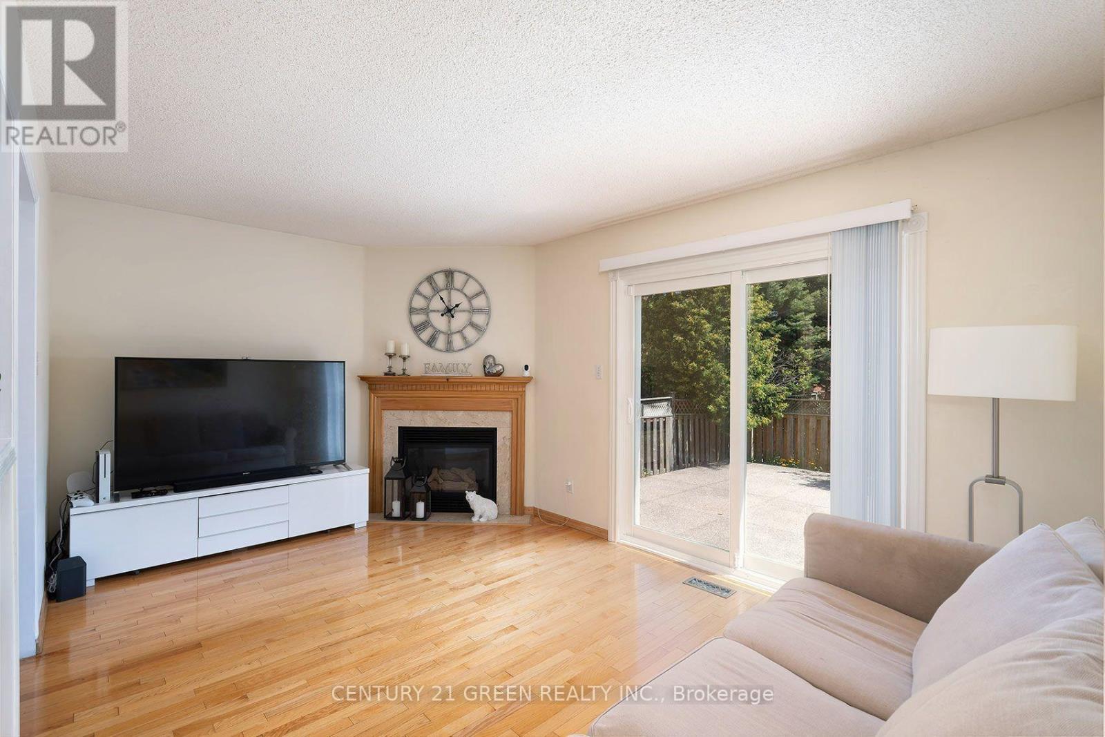 5806 Mersey Street, Mississauga, ON - Indoor Photo Showing Living Room With Fireplace
