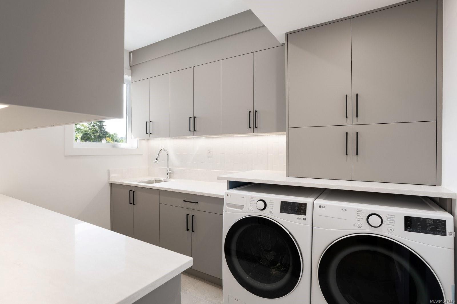 2292 Gail Pl, Sidney, BC - Indoor Photo Showing Laundry Room