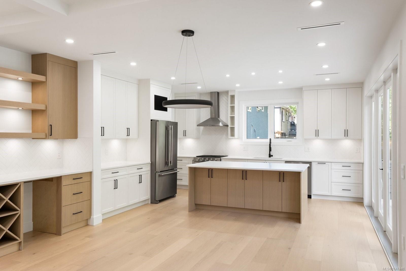2292 Gail Pl, Sidney, BC - Indoor Photo Showing Kitchen With Upgraded Kitchen