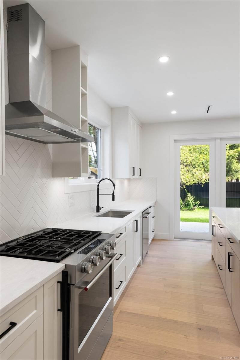 2292 Gail Pl, Sidney, BC - Indoor Photo Showing Kitchen With Upgraded Kitchen