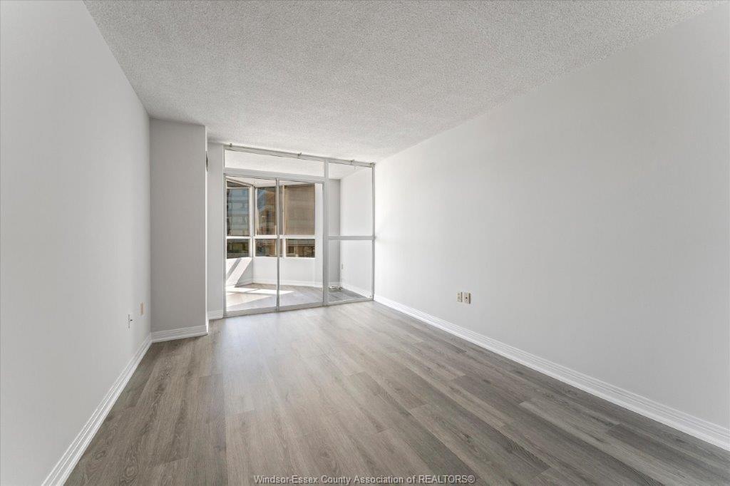 906-75 Riverside Drive, Windsor, ON - Indoor