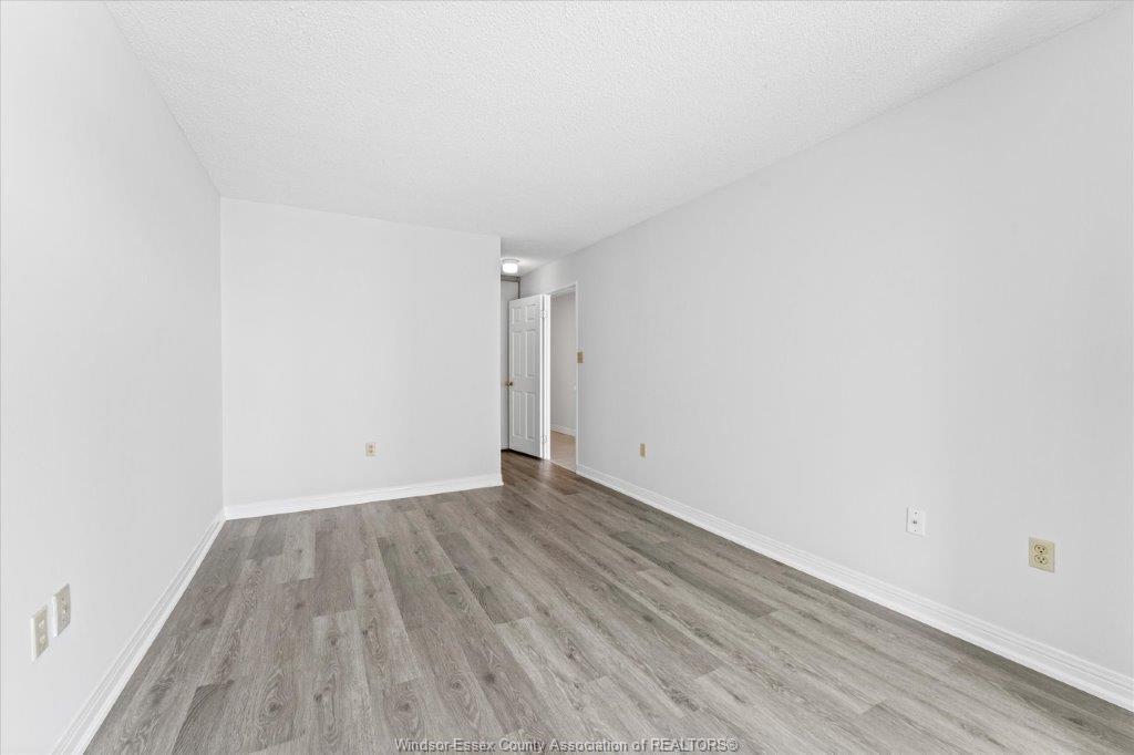 906-75 Riverside Drive, Windsor, ON - Indoor Photo Showing Other Room