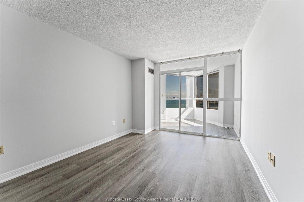 906-75 Riverside Drive, Windsor, ON - Indoor Photo Showing Other Room