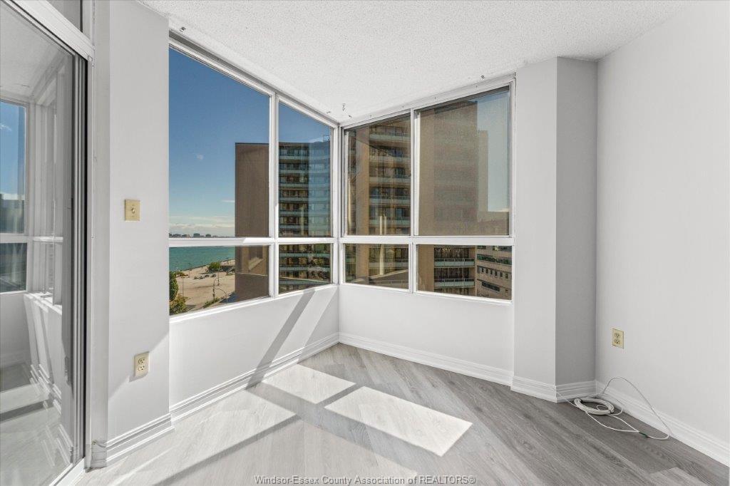 906-75 Riverside Drive, Windsor, ON - Indoor Photo Showing Other Room