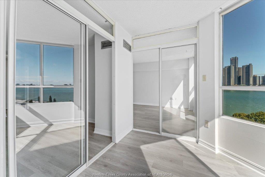 906-75 Riverside Drive, Windsor, ON - Indoor