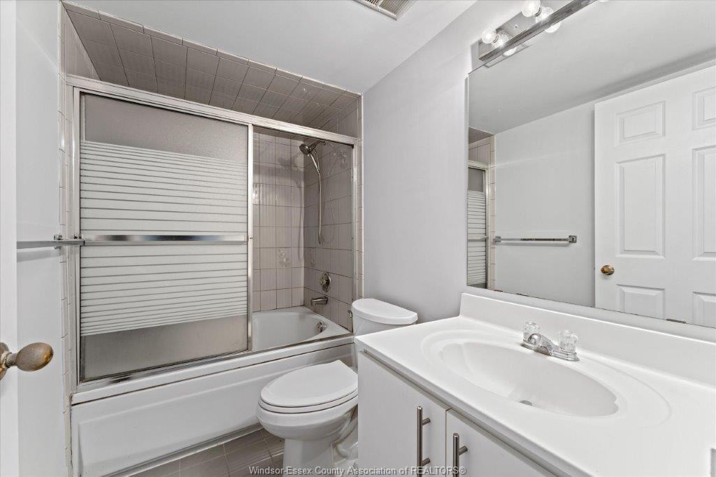 906-75 Riverside Drive, Windsor, ON - Indoor Photo Showing Bathroom
