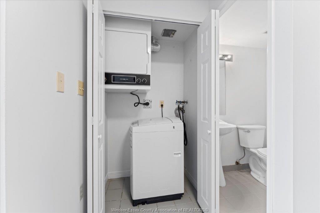 906-75 Riverside Drive, Windsor, ON - Indoor Photo Showing Laundry Room