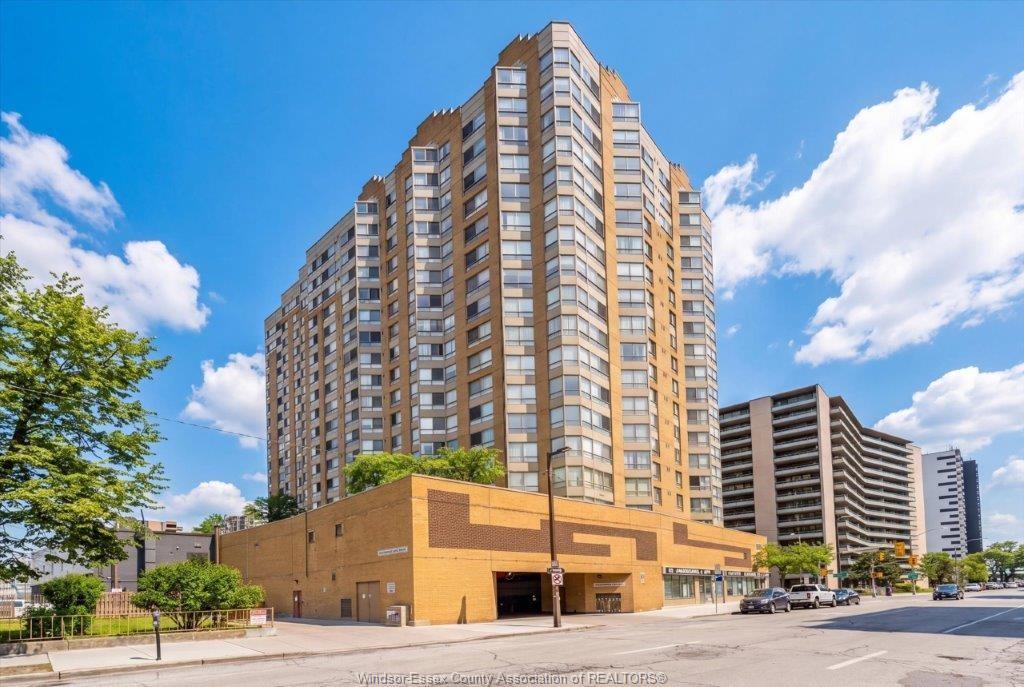 906-75 Riverside Drive, Windsor, ON - Outdoor With Facade