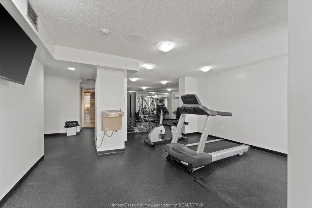 906-75 Riverside Drive, Windsor, ON - Indoor Photo Showing Gym Room